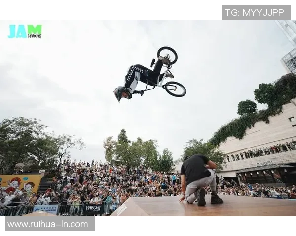 重庆极限运动队在滑板精英赛中的拼搏与荣耀之路 重庆极限运动队在滑板精英赛中的拼搏与荣耀之路